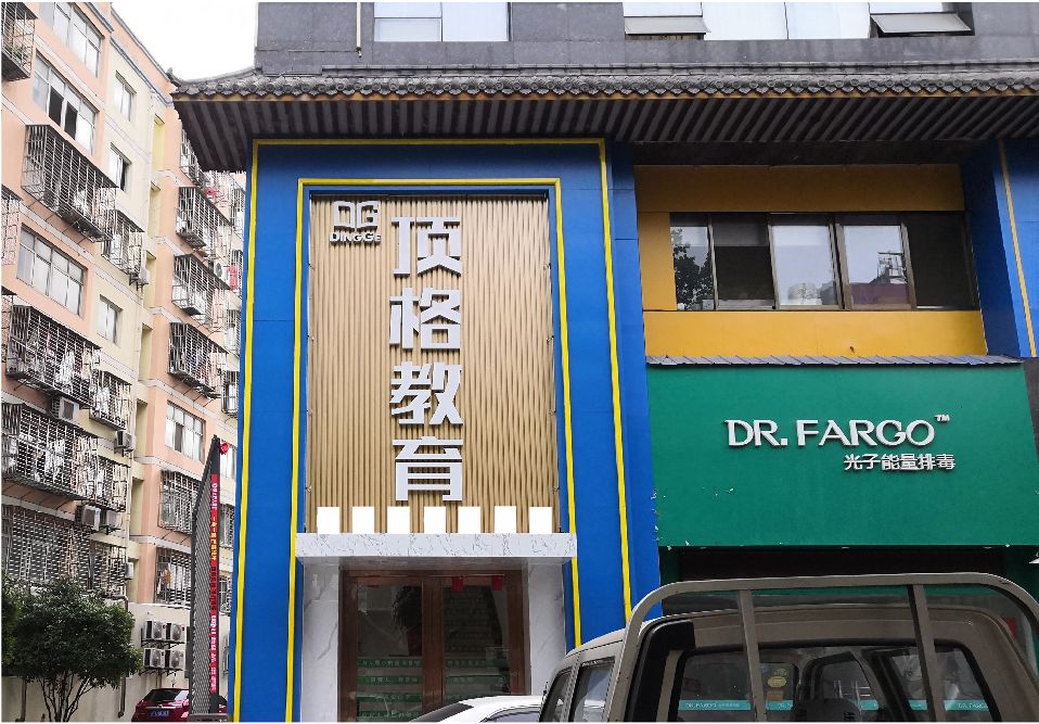 龙胜门头设计要符合门店特色。