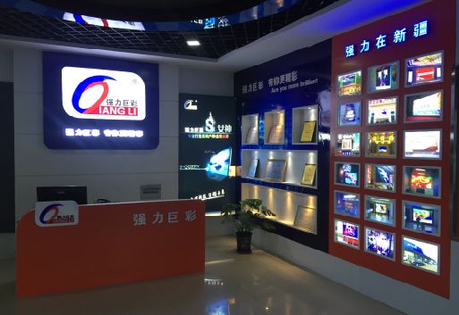 龙胜整体显示屏店招的作用。