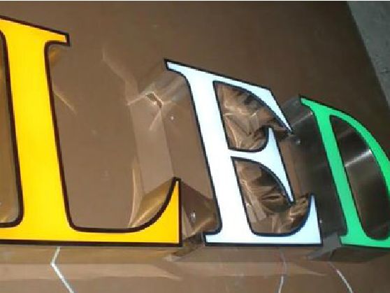 龙胜介绍LED招牌的基础知识。